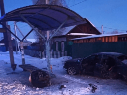 Пьяный лихач на BMW протаранил остановку и врезался в забор в Тайшете