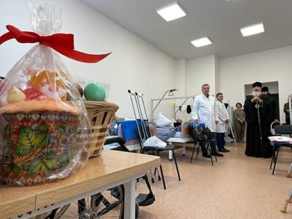 Губернатор поздравил с днем Светлой Пасхи пациентов военного госпиталя в Иркутске