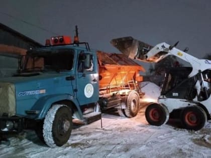 С ночи 7 января на дороги Улан-Удэ высыпали более 363 тонн песка