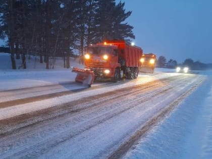 Уборка снега на дорогах Иркутской области началась в пять часов утра
