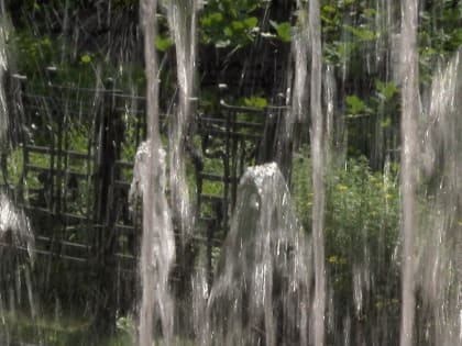 Иркутяне спасаются от жары в фонтанах