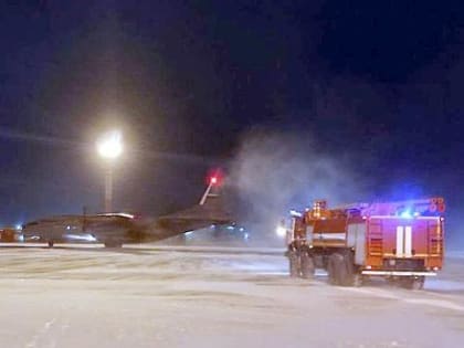 Военный Ан-12 совершил вынужденную посадку в Новосибирске