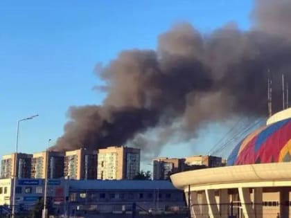 В Красноярске в четверг вечером загорелись казармы столетней давности