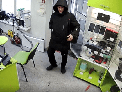 В Иркутске полицейские разыскивают мужчин, возможно причастных к хищению денег с банковской карты