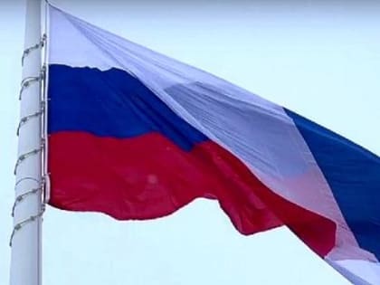 В Красноярске квадрокоптер и ветер порвали самый большой флаг России