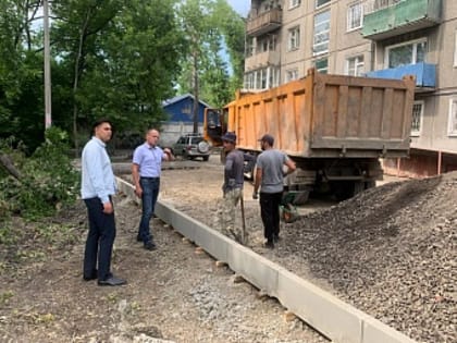 В округах депутатов Виталия Матвийчука, Евгения Савченко, Максима Булдакова и Александра Друзенко идет благоустройство территорий