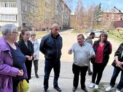 Выездное совещание по благоустройству округа №5 со специалистами и жителями организовал депутат Думы Иркутска Леонид Усов