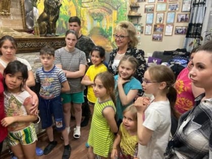 Вопросы поддержки многодетных семей обсудила Галина Кудрявцева на встрече с семьей Разваляевых, где воспитывается 24 ребенка