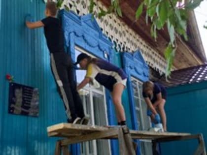 Волонтеры приняли участие в подготовке Баргадайской школы к новому учебному году