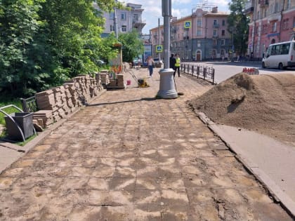 Тротуарную плитку меняют на улице Ленина в Иркутске