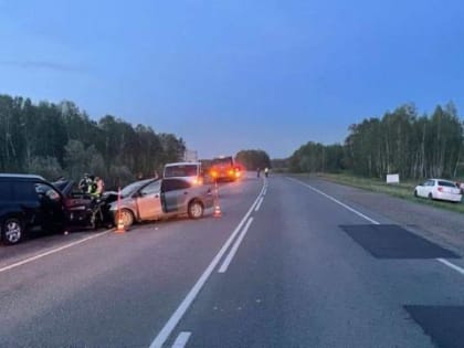 В лобовом ДТП под Омском погиб 54-летний мужчина, пять человек пострадали