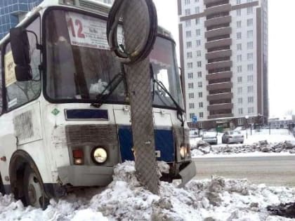 Неубранный снег позволил избежать тяжелых последствий ДТП в Новосибирске