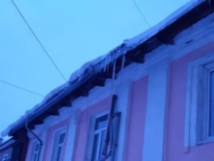 В Барнауле ледяная глыба с крыши дома упала на женщину