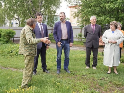 Александр Ведерников проверил ход капремонта гарнизонного дома офицеров в Среднем