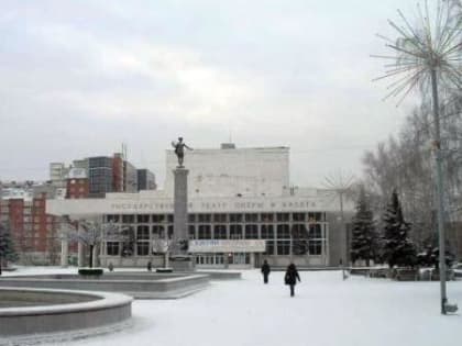 В Красноярске около оперного театра дворник домогался доставщика пиццы