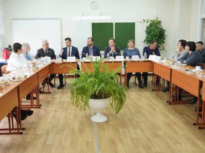 Новые программы по развитию сельских территорий обсудили депутаты ЗС с усольскими педагогами