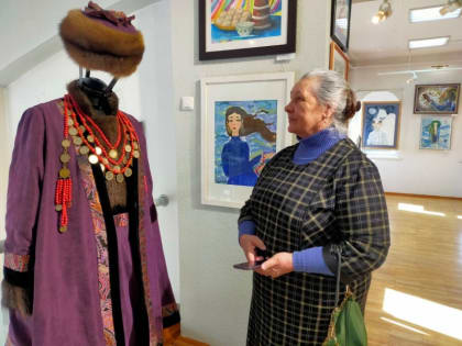 В Иркутске открылась выставка «Белый месяц» (0+)