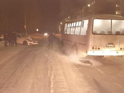 Женщина за рулем BMW врезалась в пассажирский автобус в Братске
