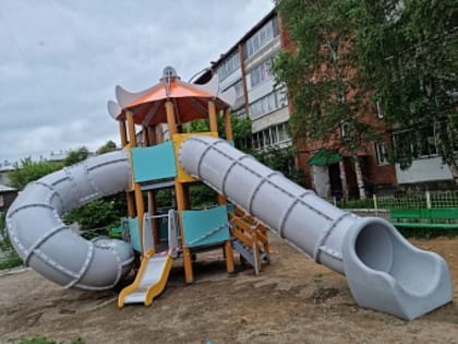 Благоустройство дворов, установку детских, спортивных площадок и озеленение сделали в 2022 году в округе №10 депутата Максима Булдакова