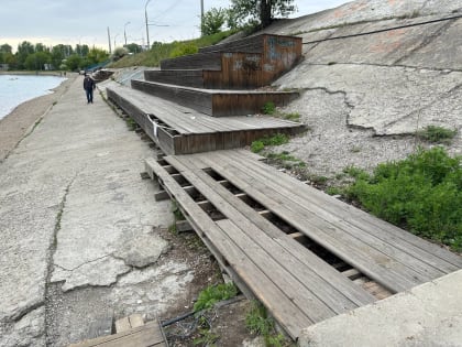На обновление набережной у ледокола 