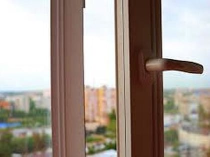 Житель Минусинска пытался выбросить годовалую дочь из окна пятого этажа