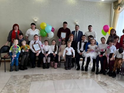 Продолжается вручение свидетельств на получение социальной выплаты