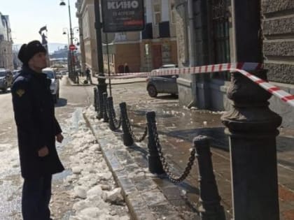 На женщину в центре Владивостока упала глыба льда