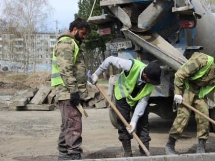 В Усть-Илимске продолжаются работы по благоустройству двора и общественной территории