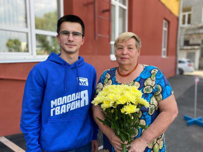 Молодогвардейцы Приангарья поздравили соцработников с профессиональным праздником