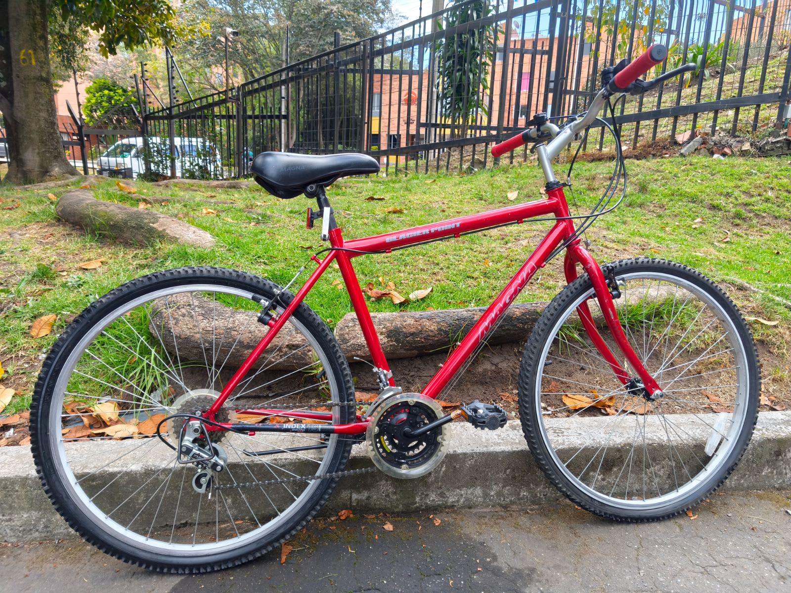 Bicicleta Magna Glacier Point roja rin 26