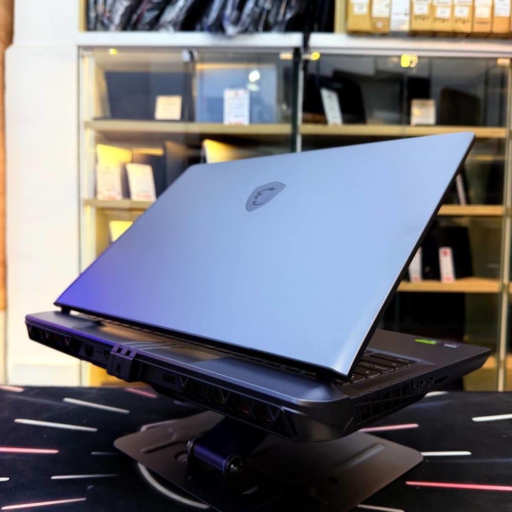 MSI MSI VECTOR 16 ULTRA 7 255HX 16GB 512GB SSD RTX 5070TI 12GBVRAM 16'' QHD 240 HZ - LAPTOP GAMER vue 6