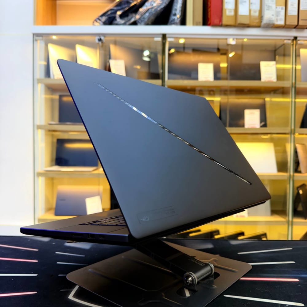 ASUS ASUS ZEPHURUS G16 ULTRA 9 185H 32GB 2000GB SSD RTX 4090 16GBVRAM 16" 3K OLED - LAPTOP GAMER vue 8