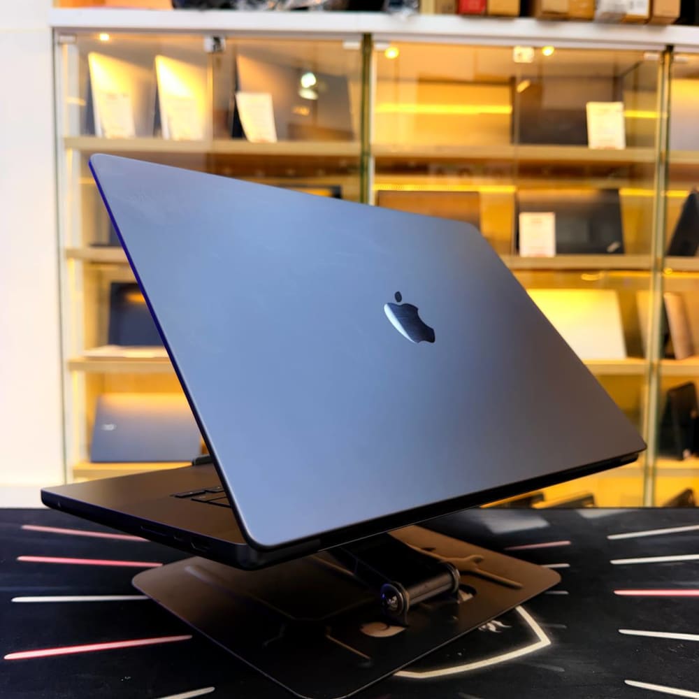 APPLE  MACBOOK PRO M3 MAX PUCE APPLE M3 MAX 96GB RAM 1TB SSD CYCLE 160 (98%) 16'' RETINA XDR 3K MDM - LAPTOP vue 5