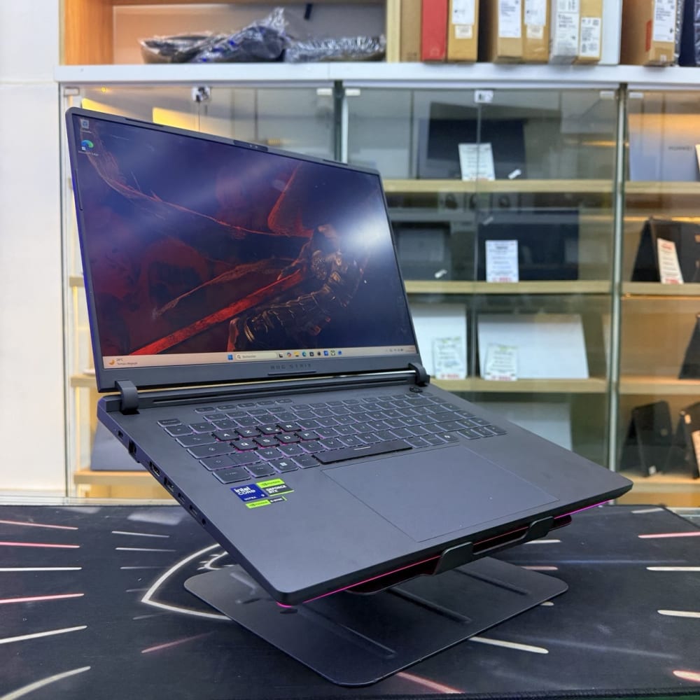 ASUS ASUS ROG STRIX G16 ULTRA 9 275HX 32GB 1000GB SSD RTX 5060 8GBVRAM 16'' QHD 240Hz - LAPTOP GAMER vue 3