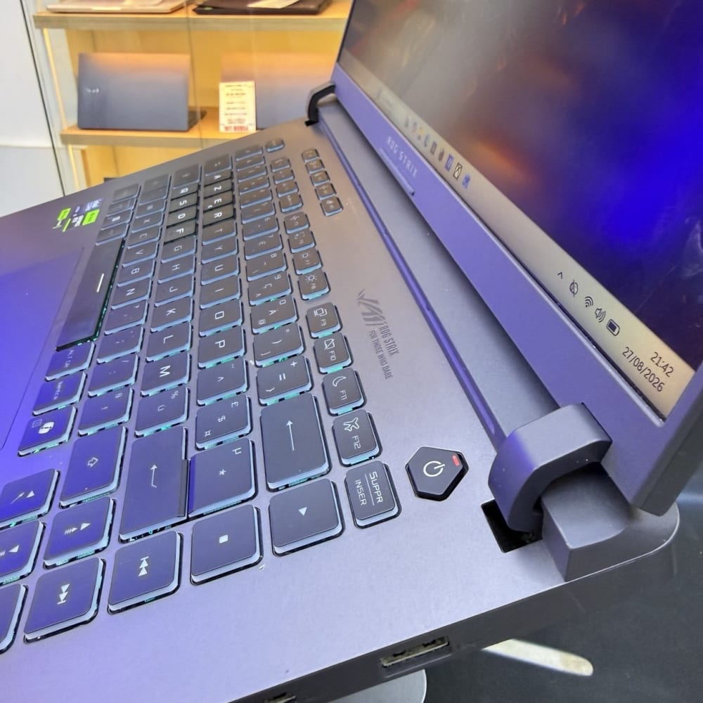 ASUS ASUS ROG STRIX G16 ULTRA 9 275HX 32GB 1000GB SSD RTX 5060 8GBVRAM 16'' QHD 240Hz - LAPTOP GAMER vue 4