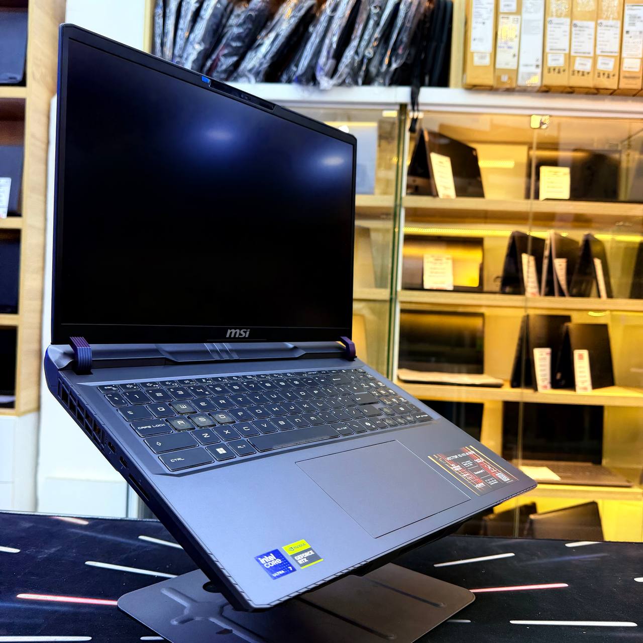 MSI MSI VECTOR 16 ULTRA 7 255HX 16GB 1000GB SSD RTX 5070TI 12GBVRAM 16'' QHD 240 HZ - LAPTOP vue 2