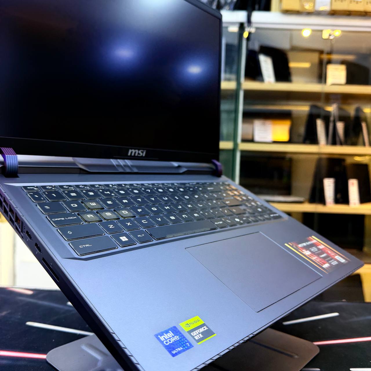 MSI MSI VECTOR 16 ULTRA 7 255HX 16GB 1000GB SSD RTX 5070TI 12GBVRAM 16'' QHD 240 HZ - LAPTOP vue 3