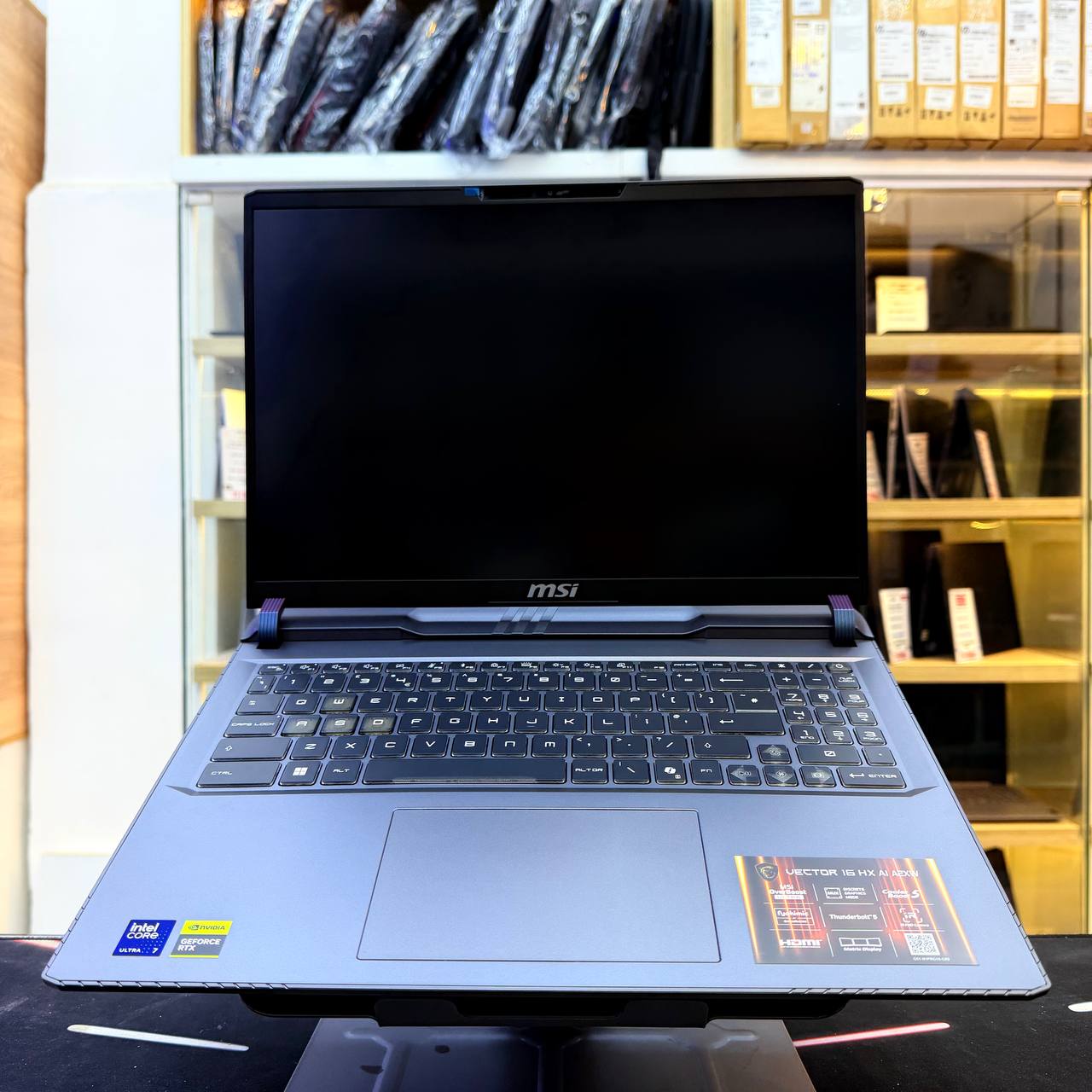 MSI MSI VECTOR 16 ULTRA 7 255HX 16GB 1000GB SSD RTX 5070TI 12GBVRAM 16'' QHD 240 HZ - LAPTOP vue 4