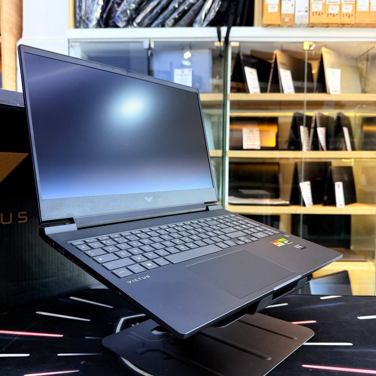 HP  HP VICTUS 16 RYZEN 7 7840 HS 16GB 512GB SSD RTX 4070 8GBVRAM 16'' FHD 144Hz - LAPTOP vue 5