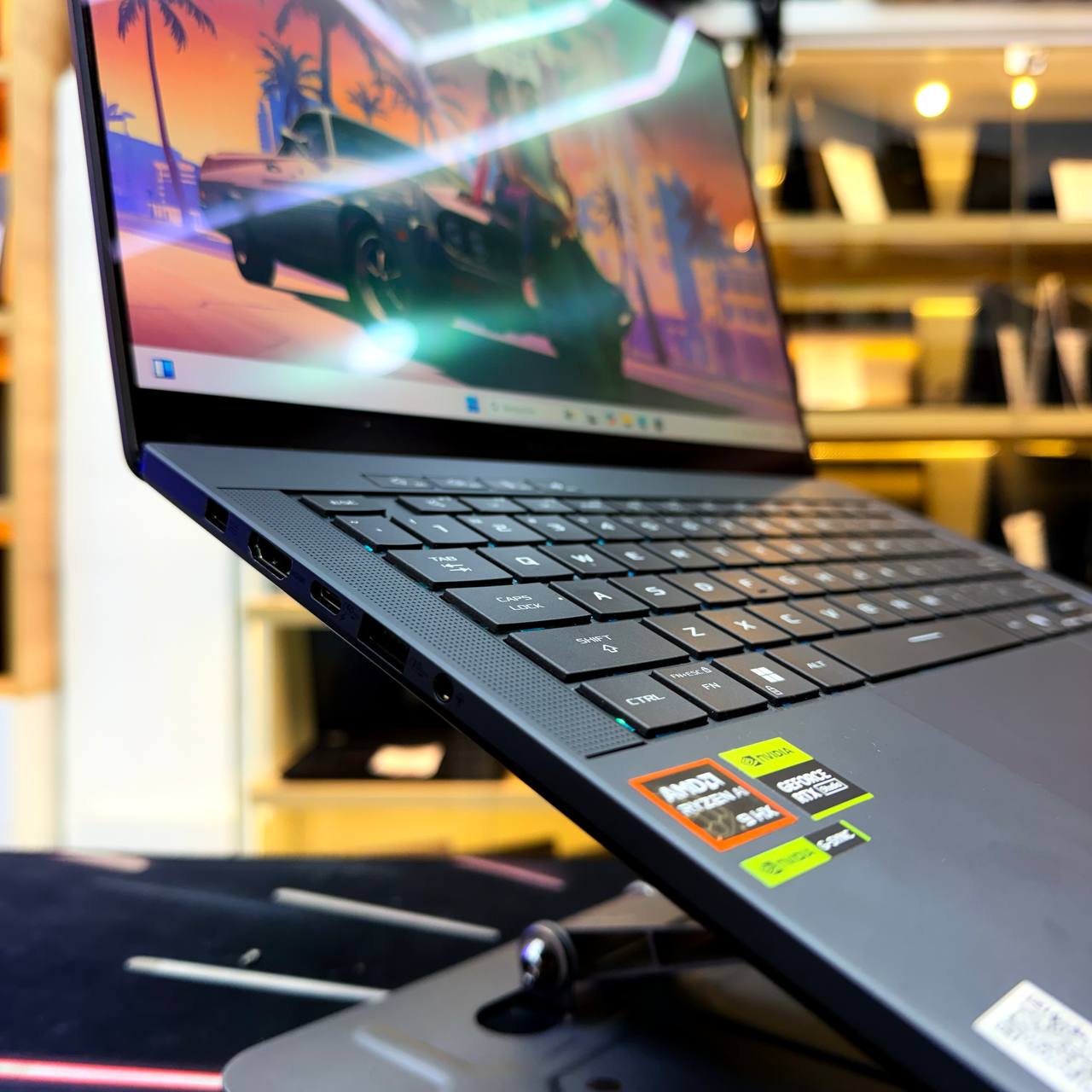 ASUS ASUS ROG ZEPHYRUS G14 RYZEN AI 9 HX 370W 32GB 1000GB SSD RTX 5060 8GBVRAM 14'' 2K 120Hz - LAPTOP vue 4