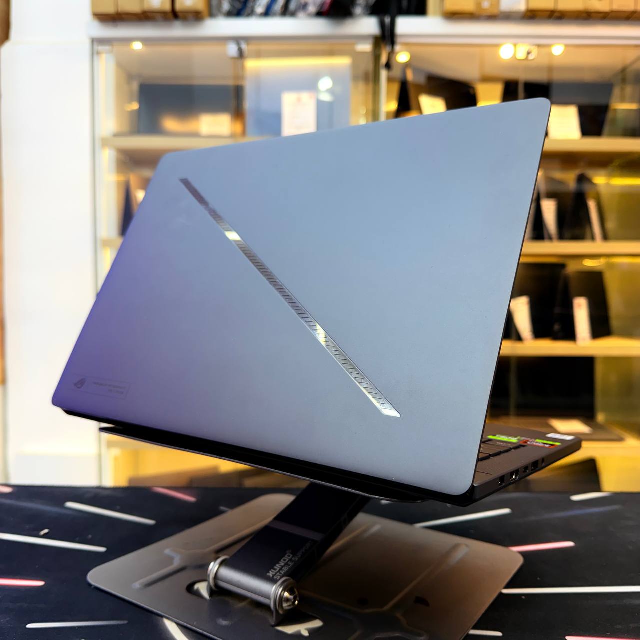 ASUS ASUS ROG ZEPHYRUS G14 RYZEN AI 9 HX 370W 32GB 1000GB SSD RTX 5060 8GBVRAM 14'' 2K 120Hz - LAPTOP vue 7