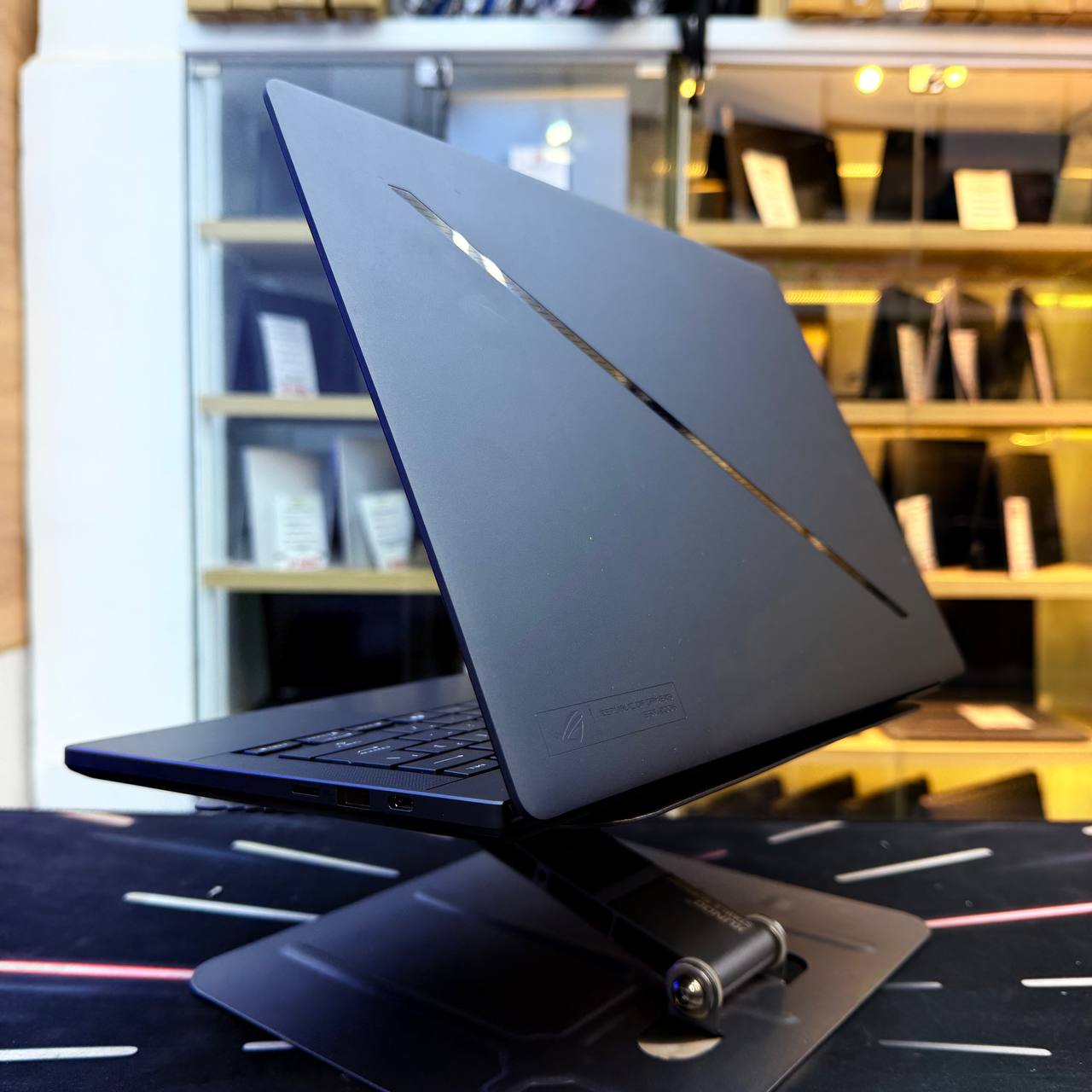 ASUS ASUS ROG ZEPHYRUS G14 RYZEN AI 9 HX 370W 32GB 1000GB SSD RTX 5060 8GBVRAM 14'' 2K 120Hz - LAPTOP vue 6