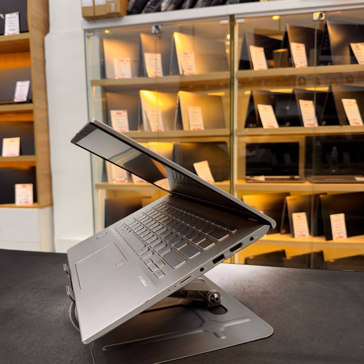 ASUS ASUS VIVOBOOK 14 I7 8550U 8GB 256GB SSD 14'' FHD - LAPTOP vue 4