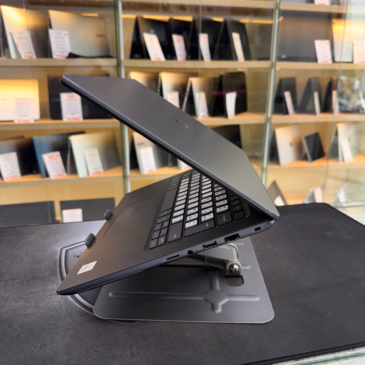 DELL DELL VOSTRO 14 I5 10210U 8GB 256GB SSD 14'' FHD - LAPTOP vue 4