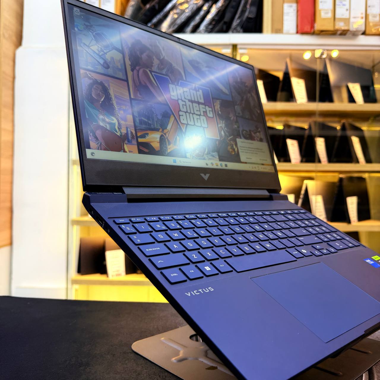 HP  HP VICTUS 15 INTEL CORE 7 240H 16GB 1000GB SSD RTX 5060 15.6'' FHD 144Hz - LAPTOP GAMER vue 2
