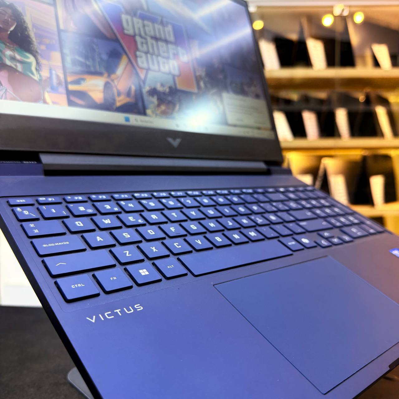 HP  HP VICTUS 15 INTEL CORE 7 240H 16GB 1000GB SSD RTX 5060 15.6'' FHD 144Hz - LAPTOP GAMER vue 7