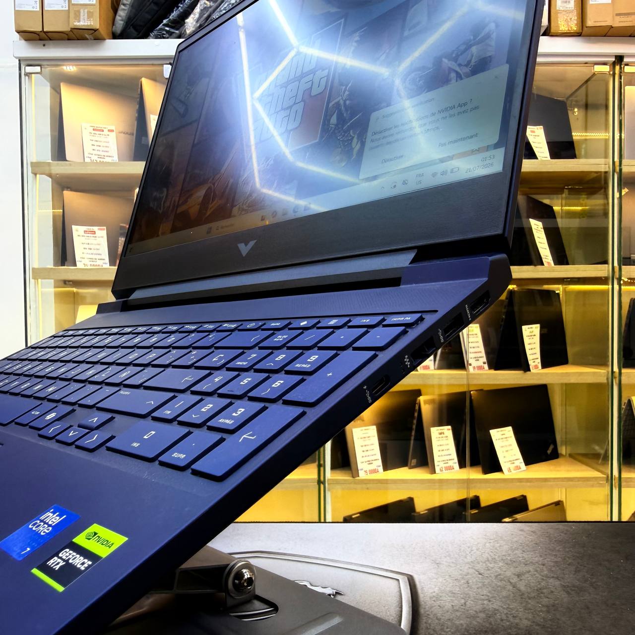 HP  HP VICTUS 15 INTEL CORE 7 240H 16GB 1000GB SSD RTX 5060 15.6'' FHD 144Hz - LAPTOP GAMER vue 6