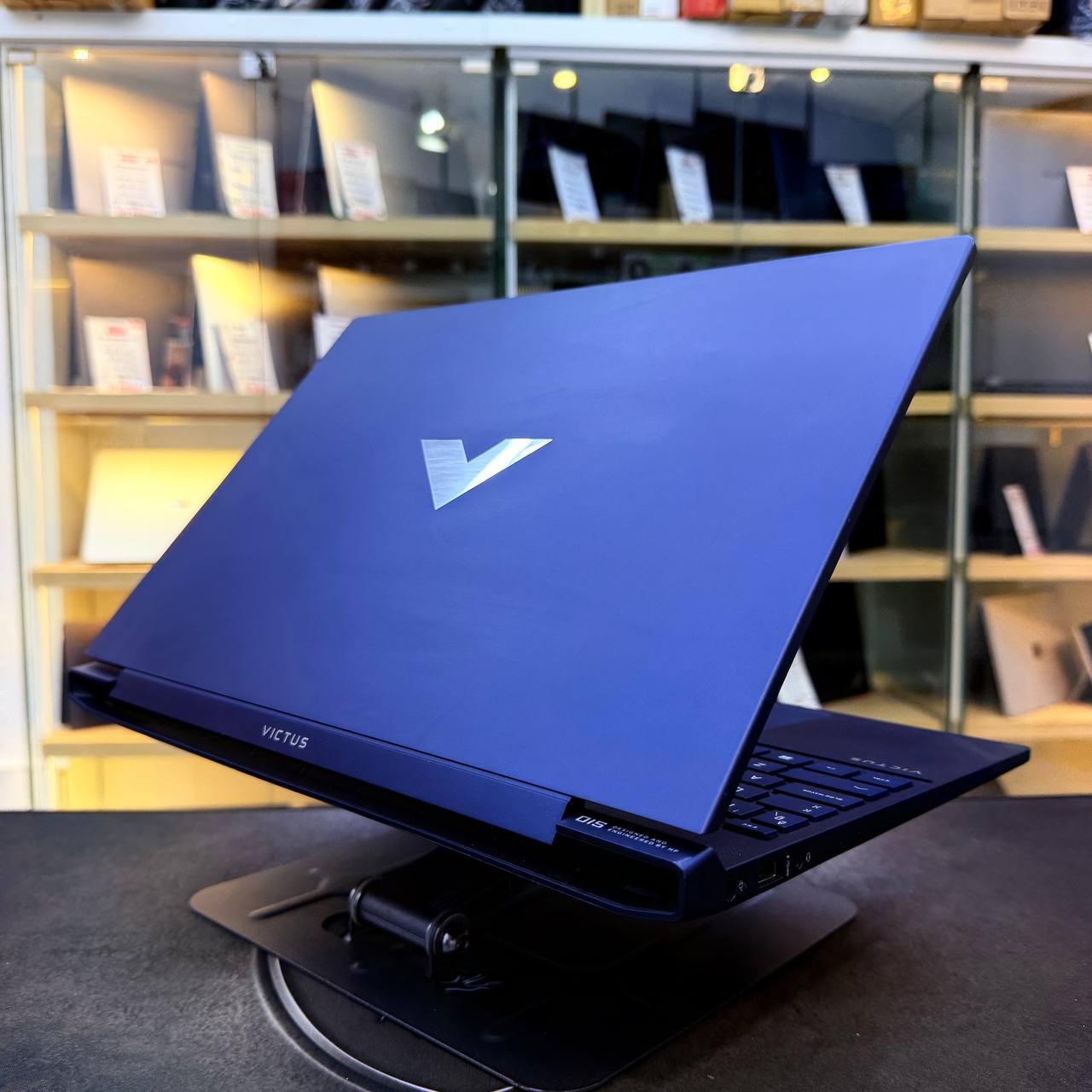 HP  HP VICTUS 15 INTEL CORE 7 240H 16GB 1000GB SSD RTX 5060 15.6'' FHD 144Hz - LAPTOP GAMER vue 8