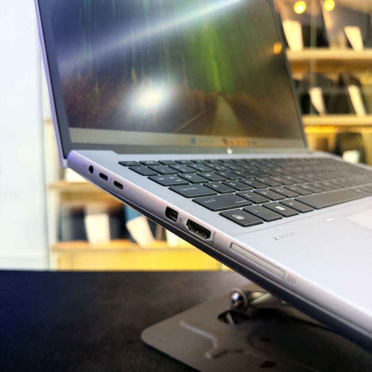 HP  HP ZBOOK FURY 16 G9 I7 12850HX 32GB 1000GB SSD RTX A2000 8GBVRAM 16'' FHD - LAPTOP vue 3