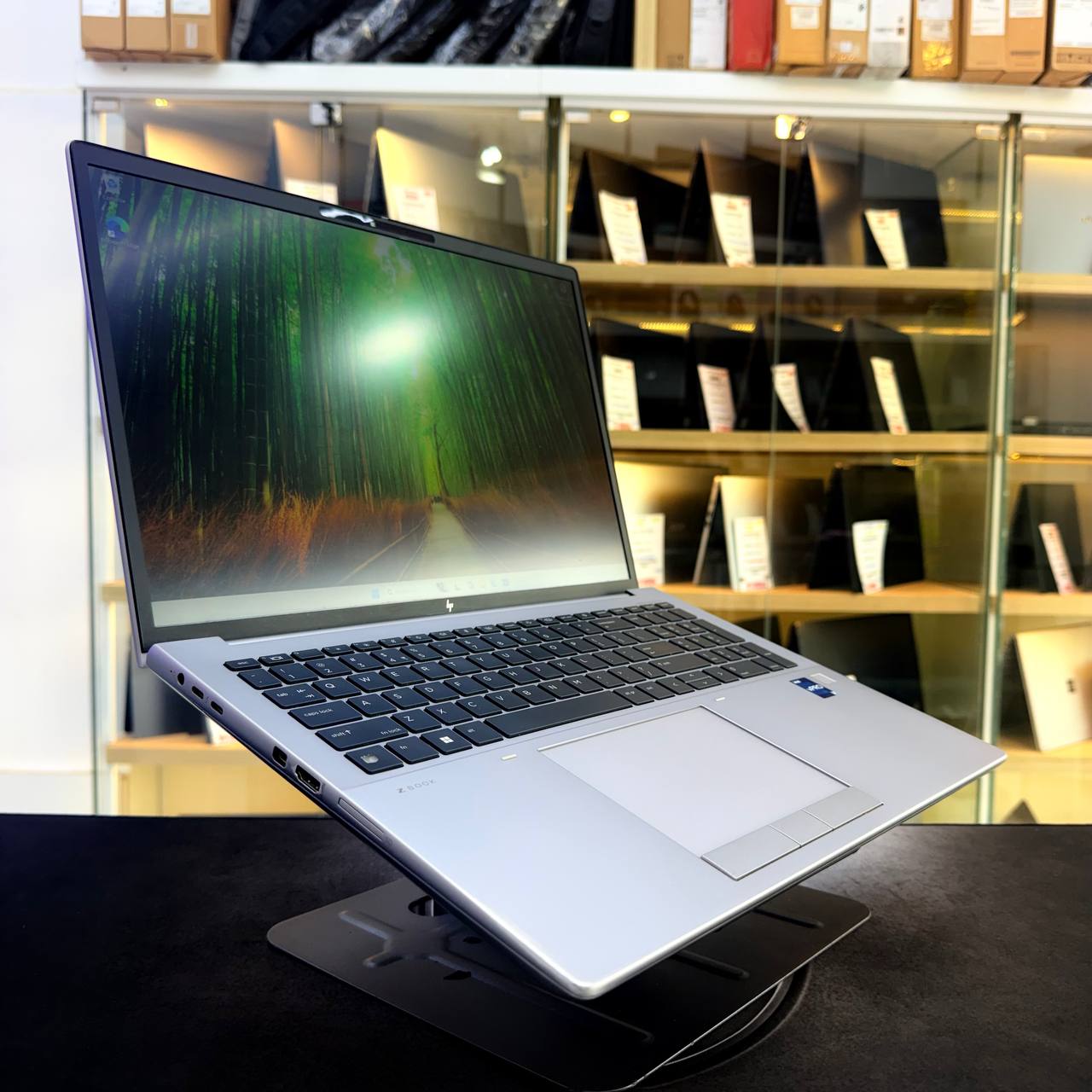 HP  HP ZBOOK FURY 16 G9 I7 12850HX 32GB 1000GB SSD RTX A2000 8GBVRAM 16'' FHD - LAPTOP vue 5
